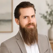 Porträt von Dominik Freber aus dem Team von Freber & Partner