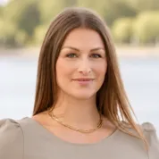 Porträt von Laura Bug aus dem Team von Freber & Partner